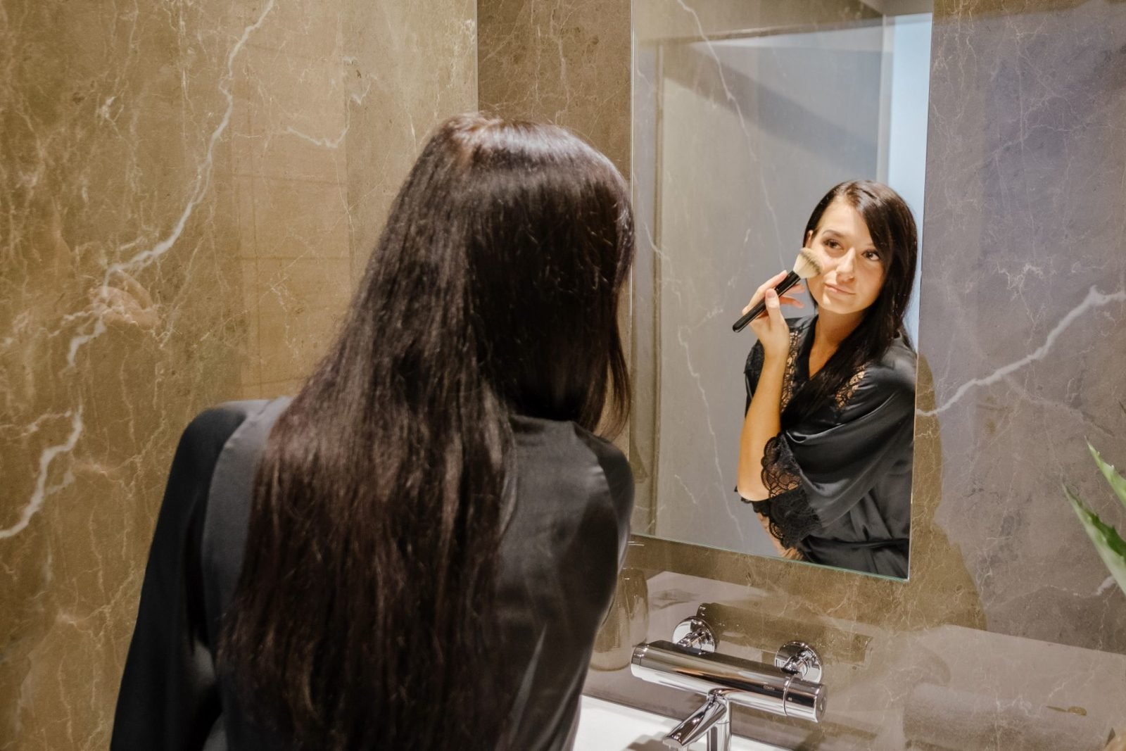 Badezimmer mit Marmor und grossem Spiegel